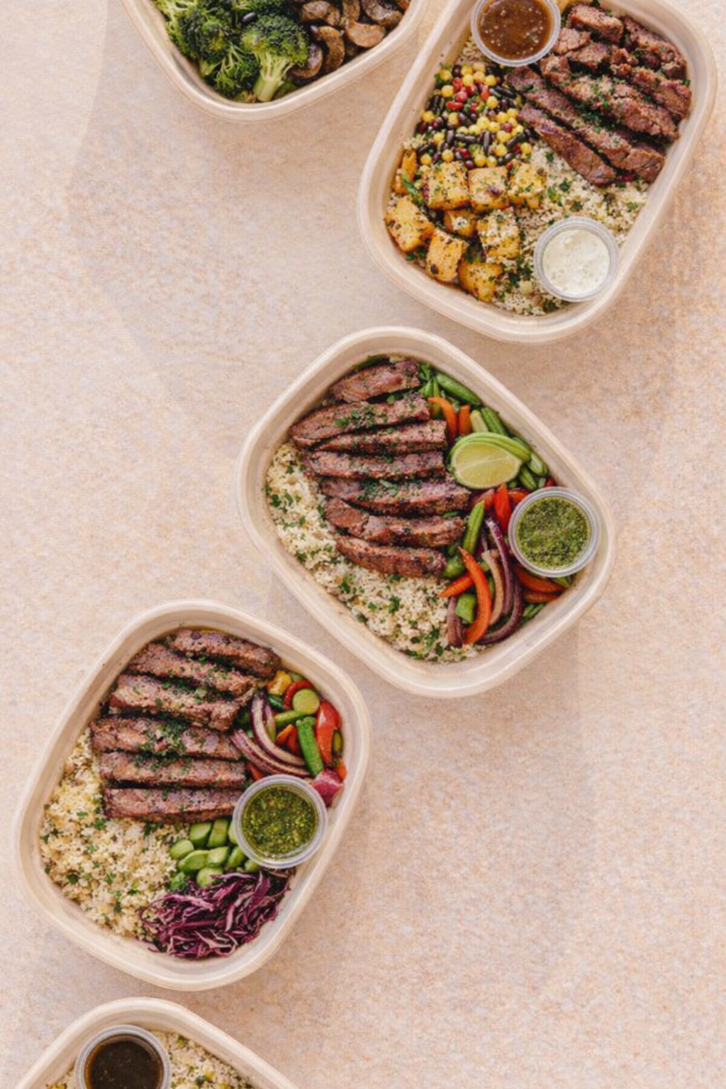 Bowl de carne con arroz y ensalada fresca